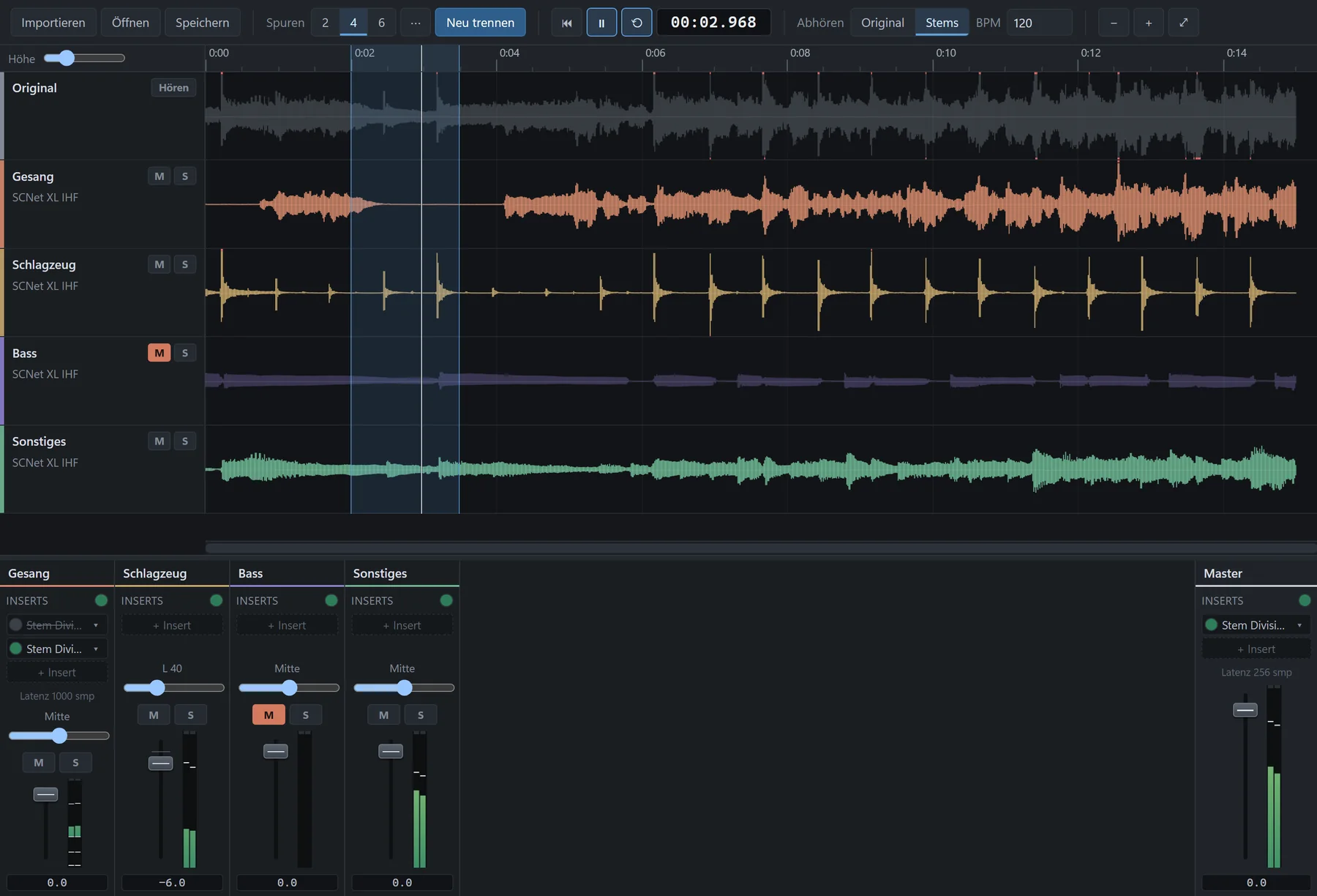 Stem Division nach einer Trennung in vier Spuren: Gesang, Schlagzeug, Bass und Sonstiges als Wellenformen, darunter der Mixer mit Kanalzügen, Inserts und Pegelanzeigen; ein Loop-Bereich ist markiert, der Bass stummgeschaltet.